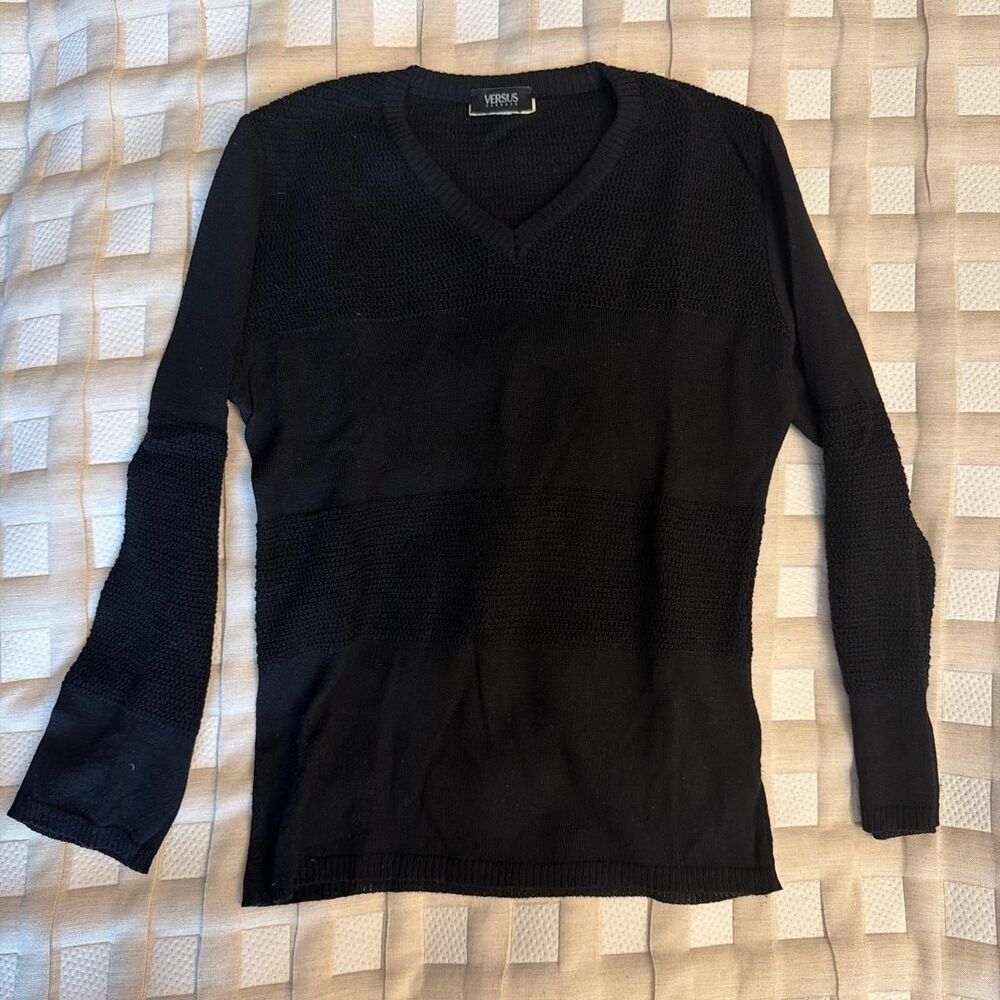 VTG Versus Black V-neck sweater